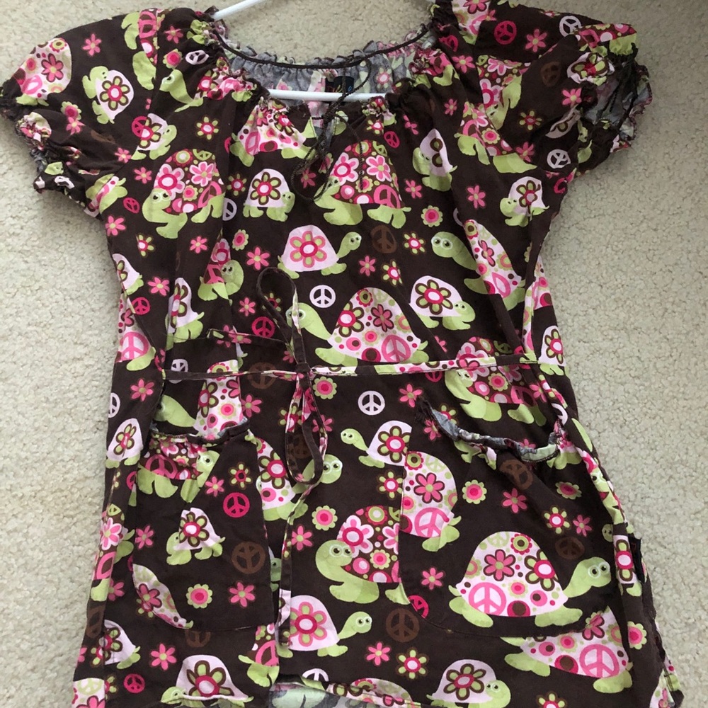 Turtle print draw strong neck scrub top